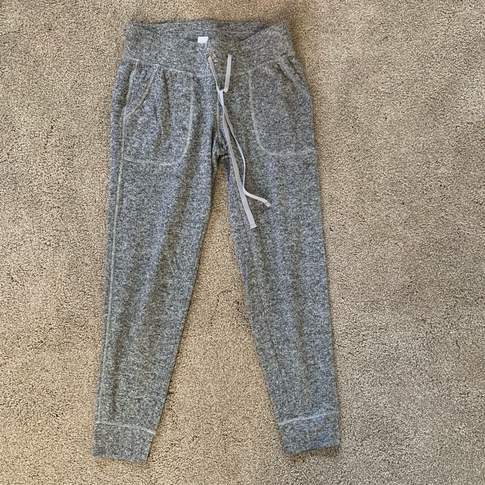 breathable grey cropped joggers with pocket